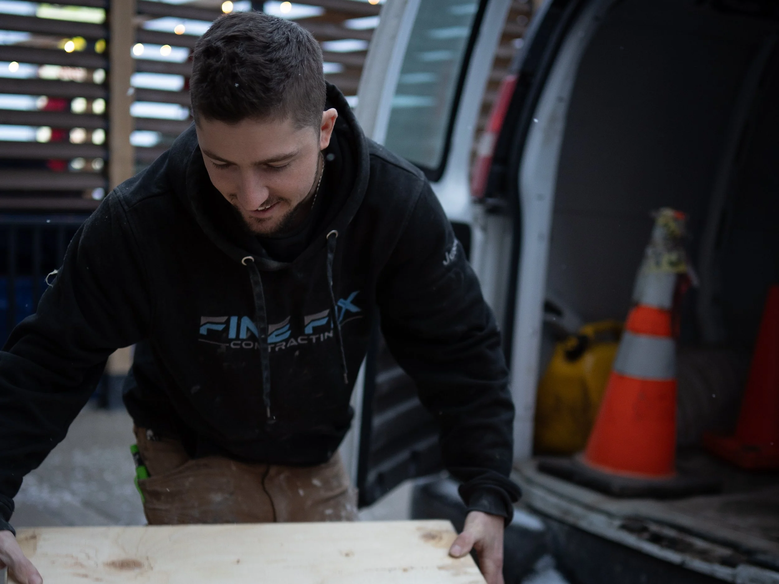 Franchisor reviewing FineFix real-time dashboard on a large monitor, showing project progress across multiple locations